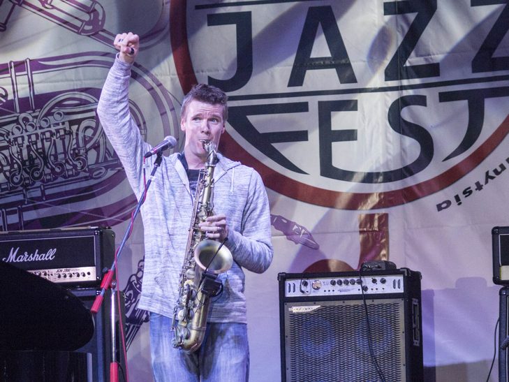 У Вінниці американський джазмен грав на саксофоні і співав одночасно  - фото 11