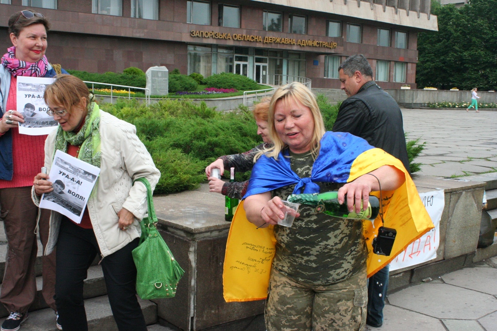 Запоріжці з шампанським свякували повернення Надії Савченко - фото 2