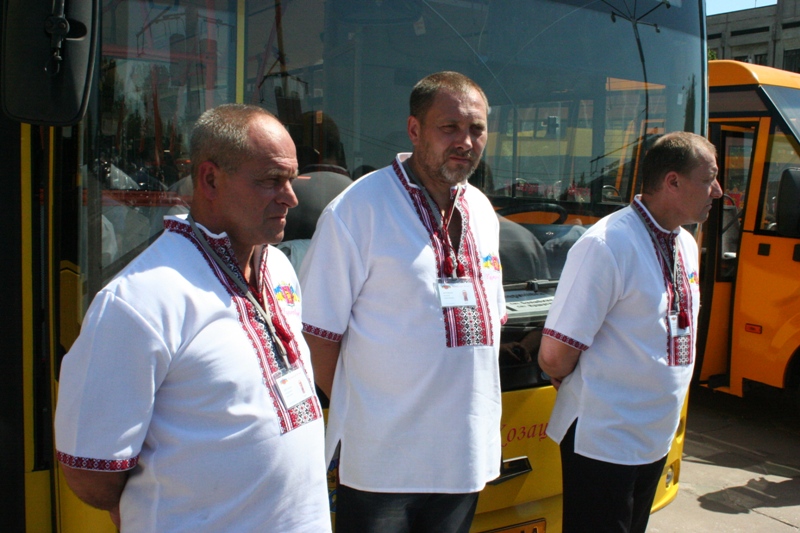 Запоріжців возитимуть автобуси з водіями у вишиванках - фото 8