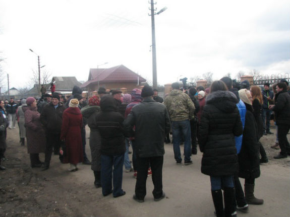 На Київщині протестують проти сирійських біженців: туди нагнали копів і автозаки - фото 2