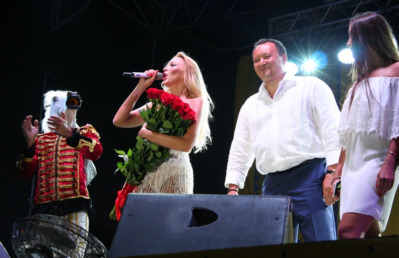 На святковому концерті Полякова "запросила" на роботу доньок запорізького губернатора  - фото 14