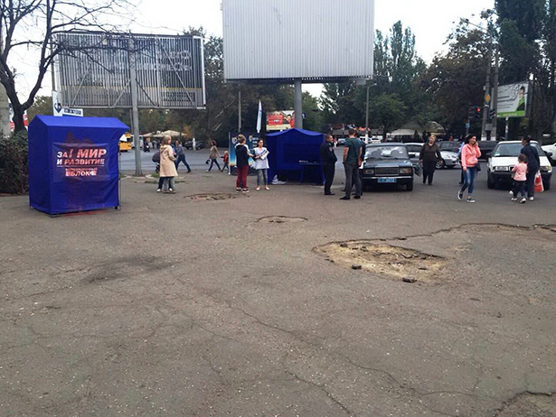 В Одесі "перефарбували" опозиційні намети  - фото 1