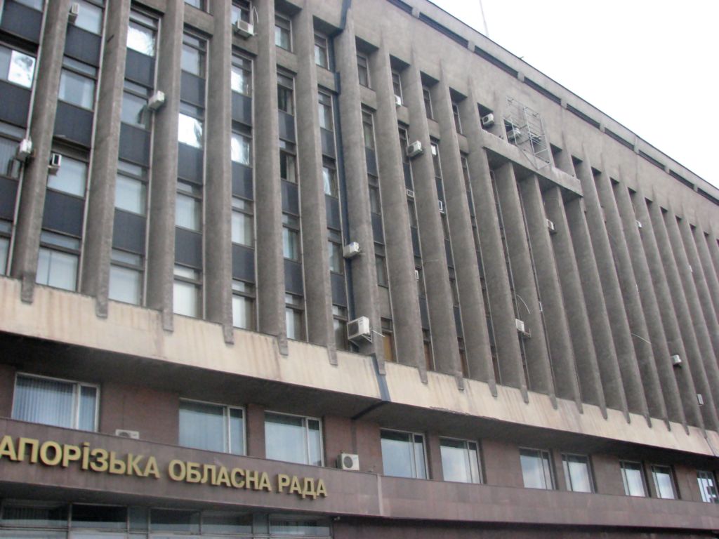 З будівлі Запорізької ОДА зняли герб України - фото 2