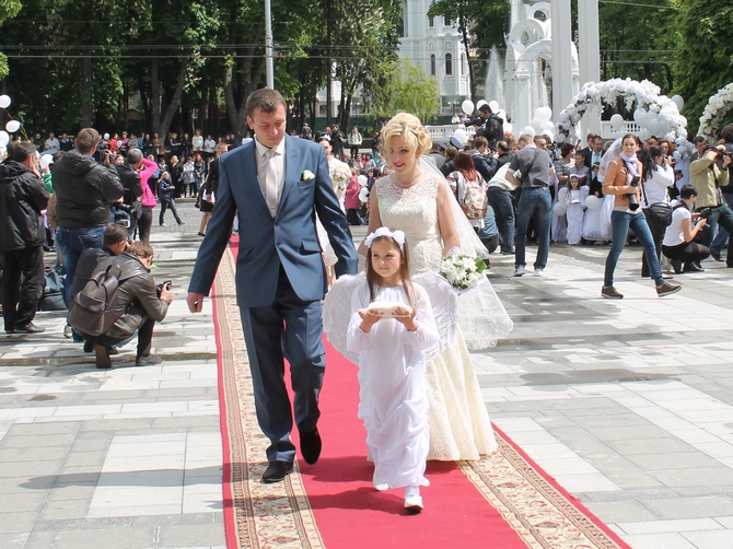 У Харкові пройшла наймасовіша весільна церемонія (ФОТОФАКТ) - фото 6