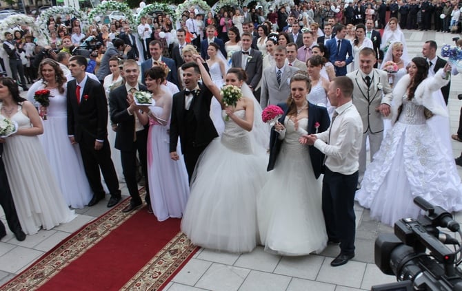 У Харкові пройшла наймасовіша весільна церемонія (ФОТОФАКТ) - фото 1