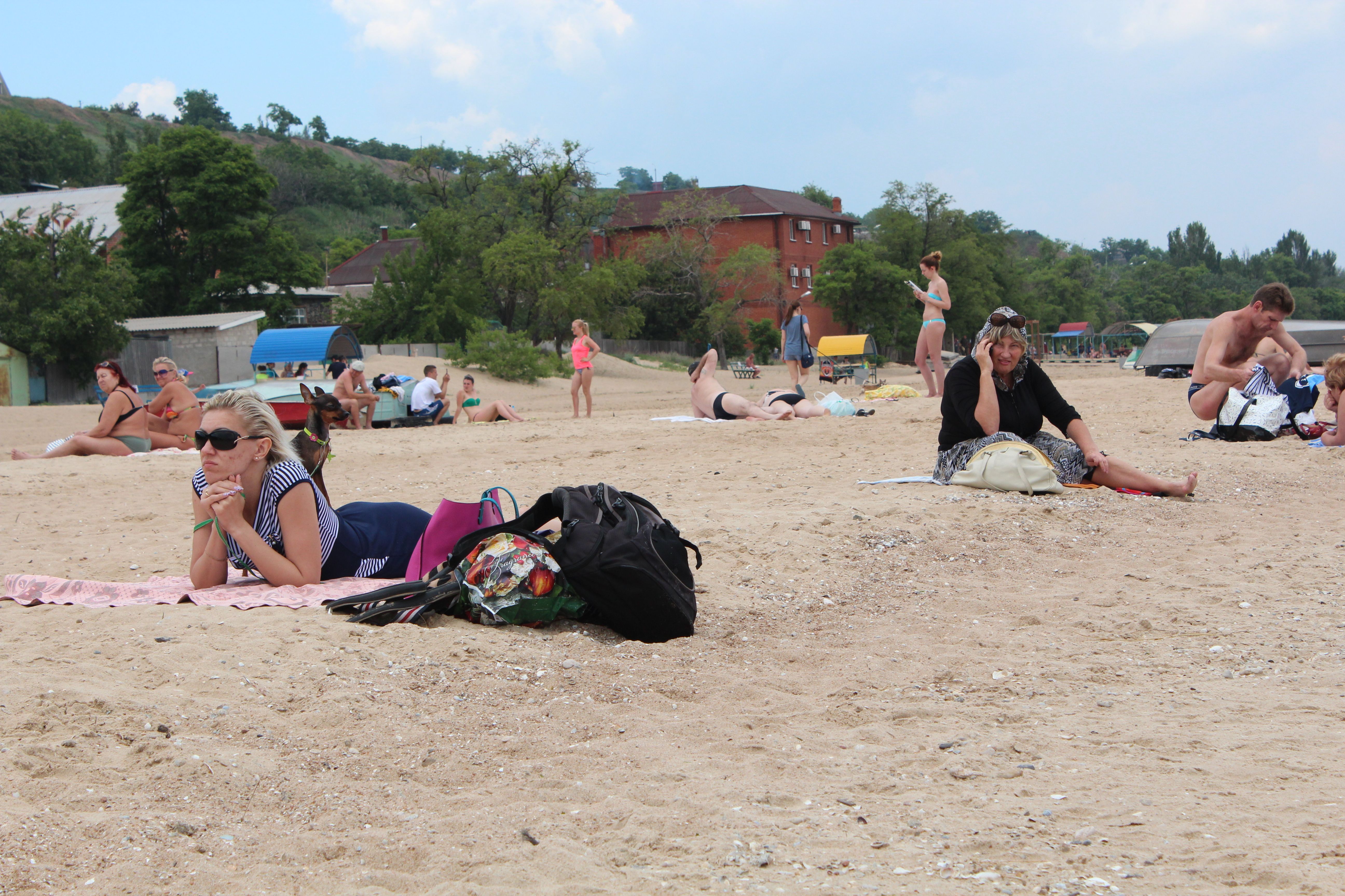 Як у Маріуполі суворі жінки загоряють на пляжі біля мін (ФОТО) - фото 2