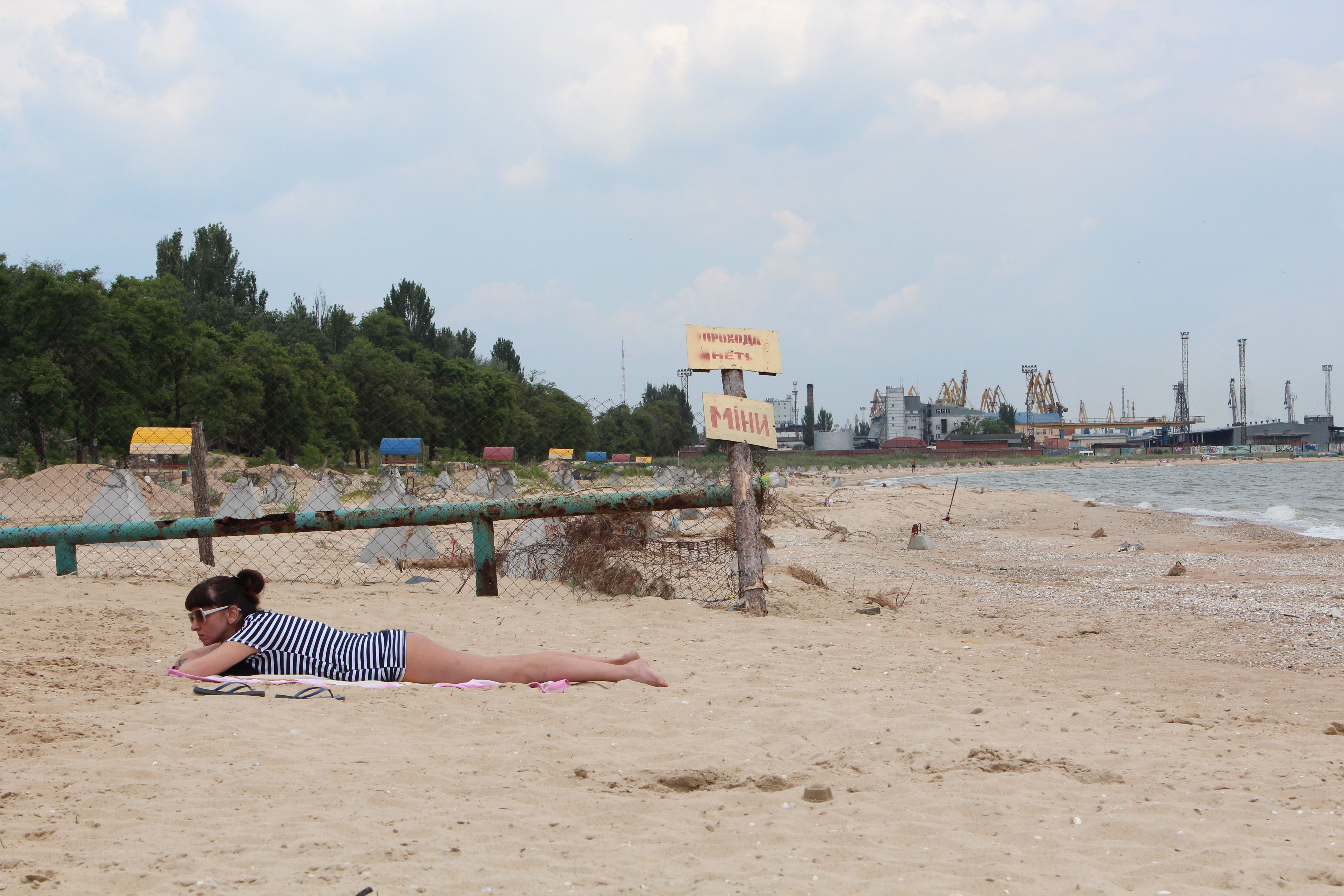 Як у Маріуполі суворі жінки загоряють на пляжі біля мін (ФОТО) - фото 1