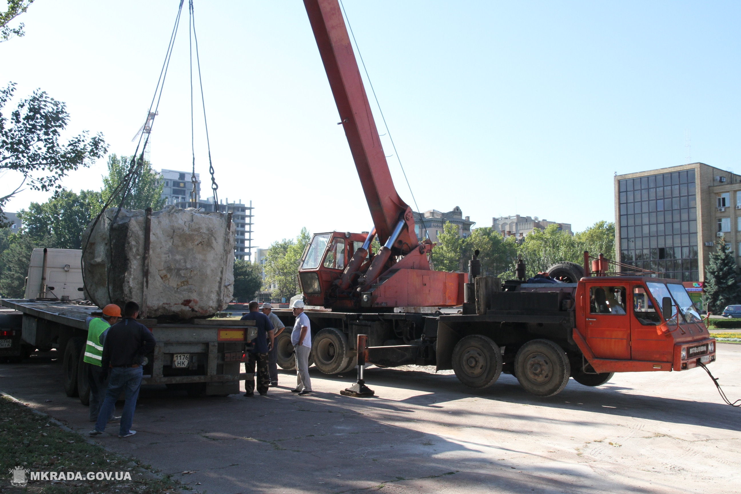 З головної площі Миколаєва почали вивозити бетонні залишки Леніна