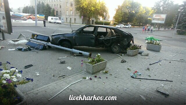 Опубліковані фото з місця страшної аварії з копами у Харкові  - фото 4