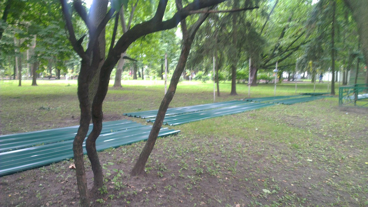 Сад Шевченка сховали за парканом  - фото 4