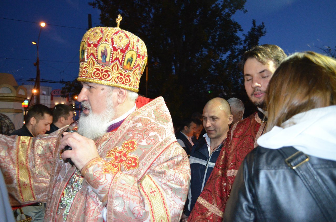 Миколаївці почали святкувати Великдень з богослужінь