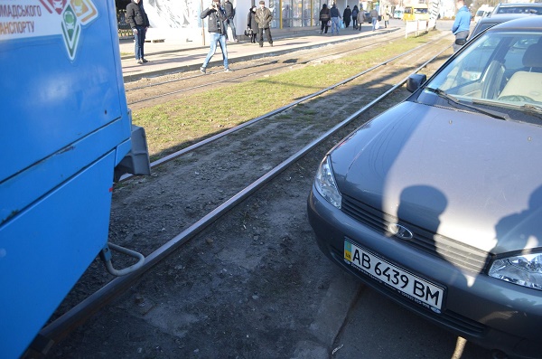 У Вінниці з трамвайної колії знов віднесили "горе-паркувальника" - фото 4
