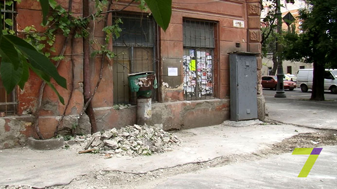 В Одесі впала фасадна частина будинку: є постраждалі - фото 2