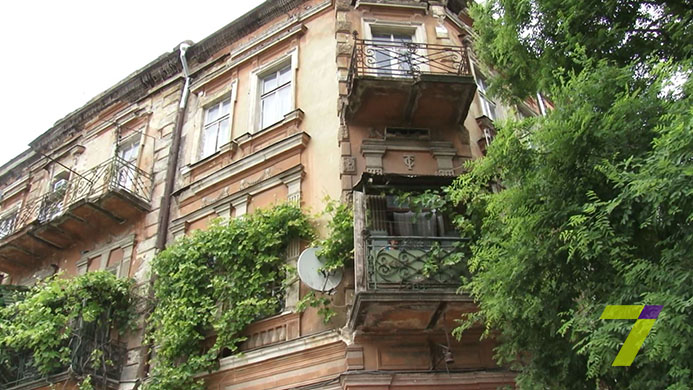 В Одесі впала фасадна частина будинку: є постраждалі - фото 1