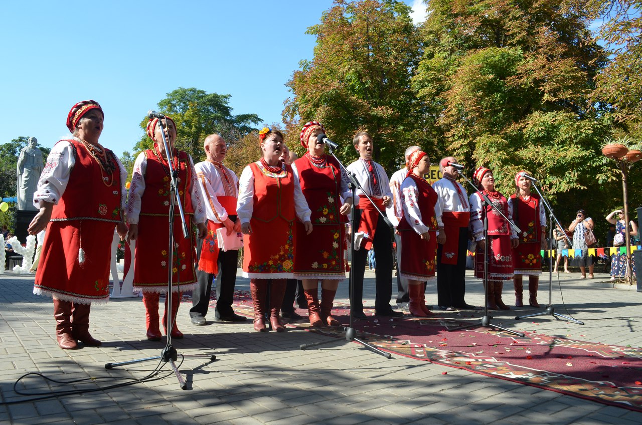 Миколаївці зіграли три весілля прямо в центрі міста