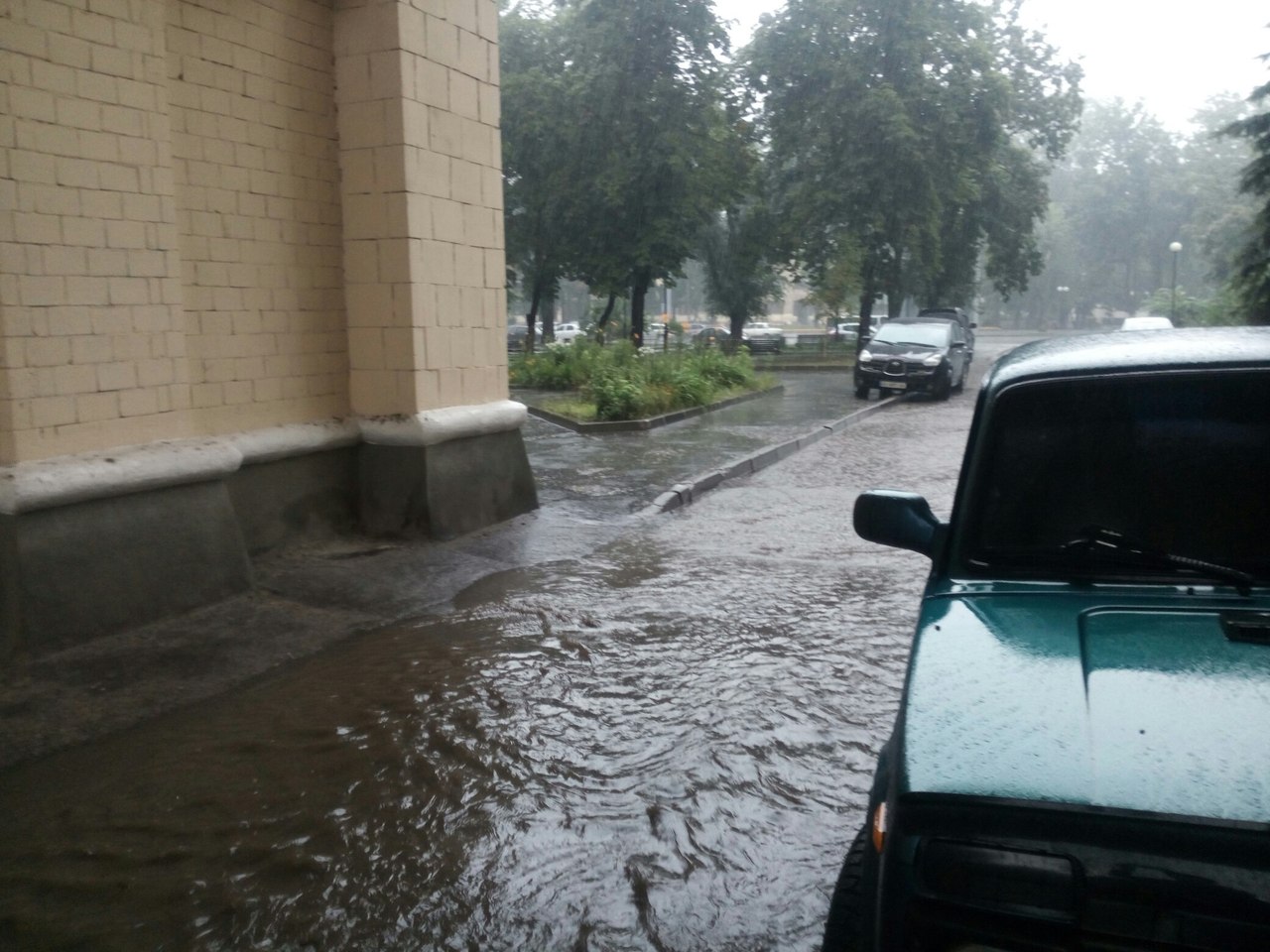 Потужна злива перетворила Харків на Венецію  - фото 3