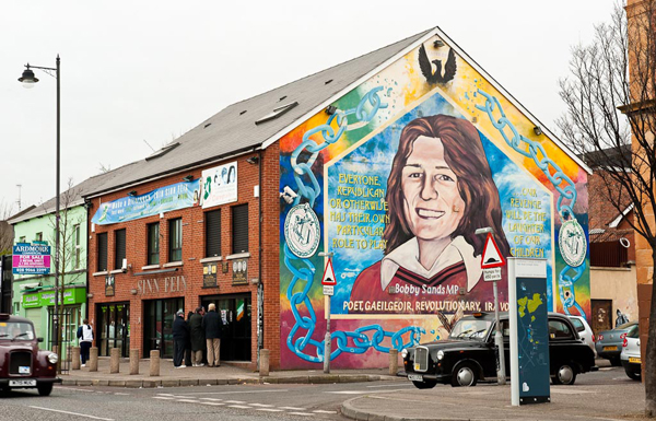 Портрет Боббі Сендса на стіні одного з будинків у Белфасті