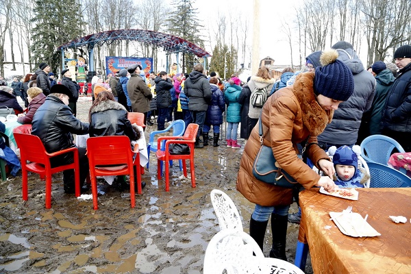 Як на Росії святкували Масляну в болоті  - фото 1