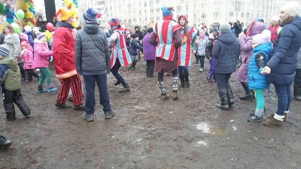 Як на Росії святкували Масляну в болоті  - фото 5