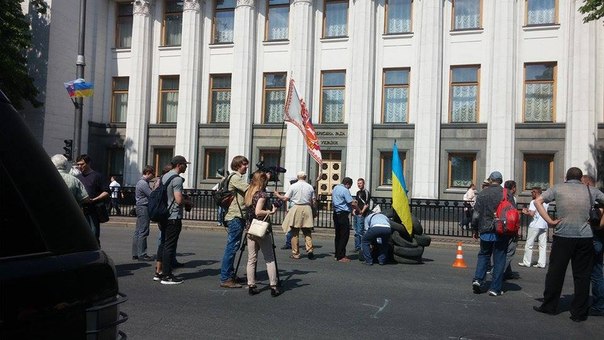 "Фінансовий Майдан" хоче бійки і не випускає депутатів (ФОТО) - фото 5