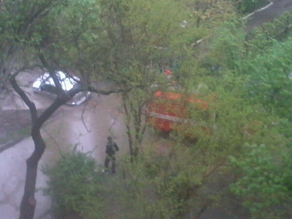 У Миколаєві машина впала на бік у "приховану" дощем яму