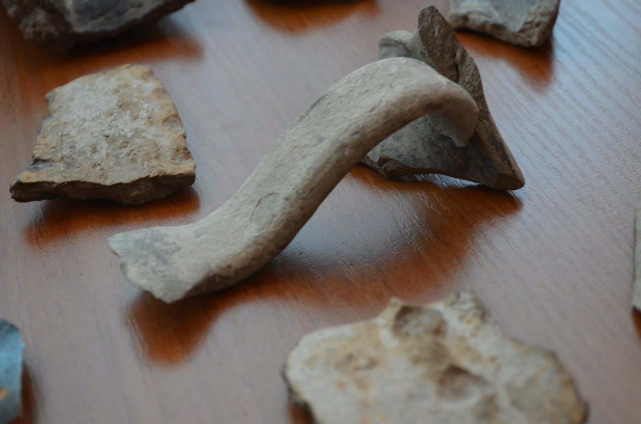 Землянка 5 ст. до н.е. і давні артефакти: миколаївцям представили результати розкопок Великої Коренихи