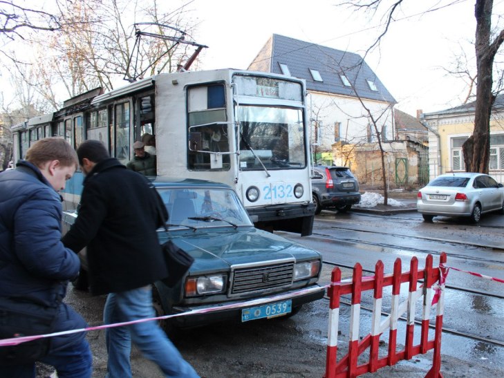 У Миколаєві поліцейська автівка заблокувала рух трамваїв - фото 1