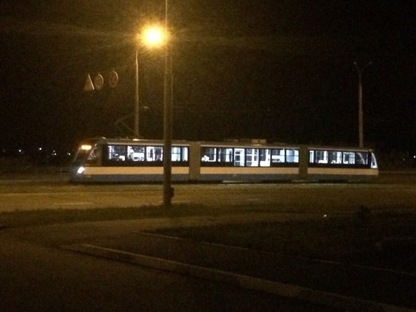 Вінничани сфотографували нічний тест-драйв нового трамваю  - фото 1