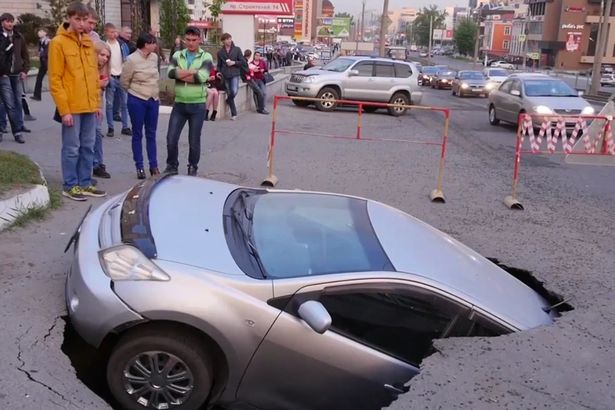 На Росії авто зненацька провалилося під землю - фото 2
