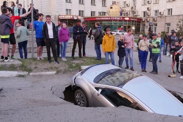 На Росії авто зненацька провалилося під землю - фото 1
