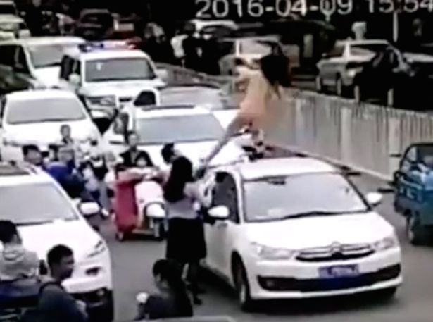 Китаянку, яка танцювала голою на машині, жорстоко скинули на дорогу - фото 1