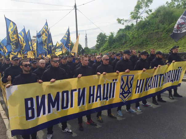 У Києві на марші "Вимоги нації" почалися заворушення. Запалали шини - фото 1