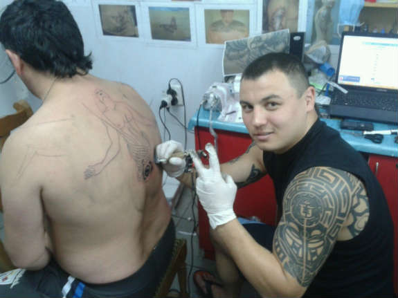 На Харківщині депутат міськради вразив виборців татуюваннями на тілі - фото 6