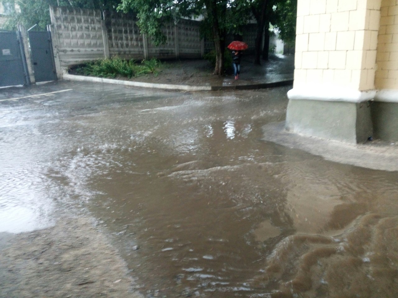Потужна злива перетворила Харків на Венецію  - фото 2