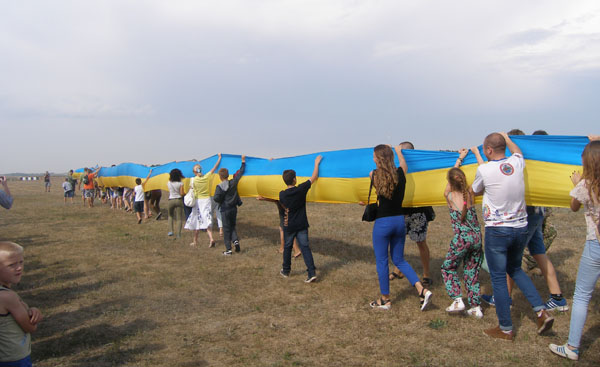 Під Дніпром парашутисти розгорнули у небі гігантський прапор України - фото 1