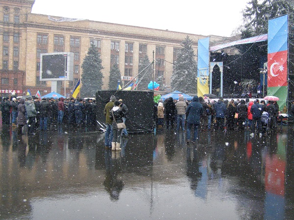 У Дніпропетровську Новруз святкували з вогнищем посеред площі Героїв Майдану - фото 1