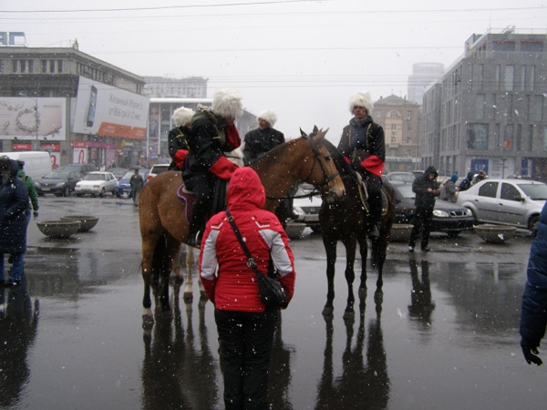 У Дніпропетровську Новруз святкували з вогнищем посеред площі Героїв Майдану - фото 2