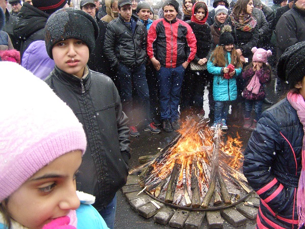 У Дніпропетровську Новруз святкували з вогнищем посеред площі Героїв Майдану - фото 6