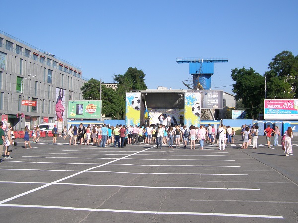 На центральній площі Дніпра розгорнули рекордний прапор України - фото 1