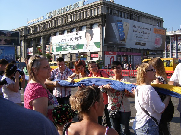 На центральній площі Дніпра розгорнули рекордний прапор України - фото 3