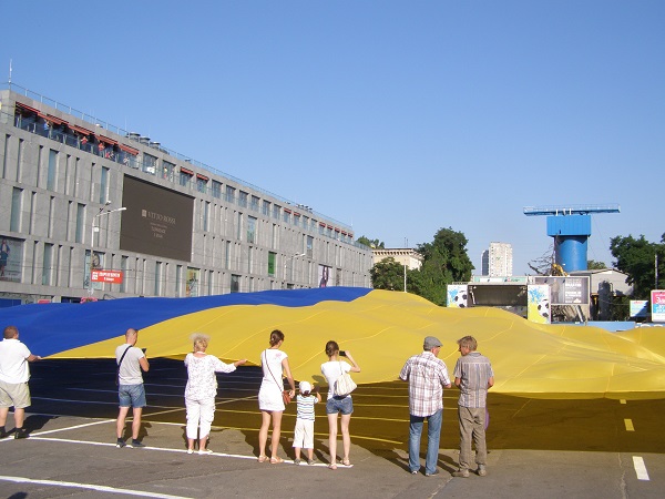 На центральній площі Дніпра розгорнули рекордний прапор України - фото 4