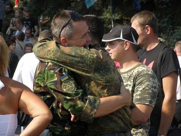 У Дніпропетровську матір загиблого під Іловайськом бійця слухали на колінах - фото 5