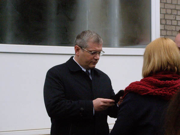 У Дніпропетровську Вілкула не пустили на виборчу дільницю - фото 2