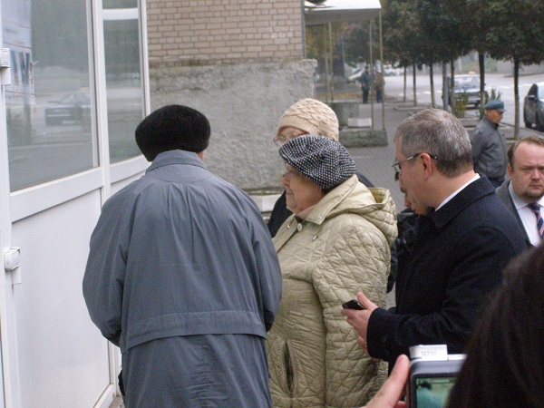 У Дніпропетровську Вілкула не пустили на виборчу дільницю - фото 1