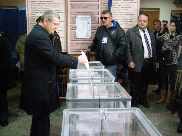 У Дніпропетровську Вілкула не пустили на виборчу дільницю - фото 4