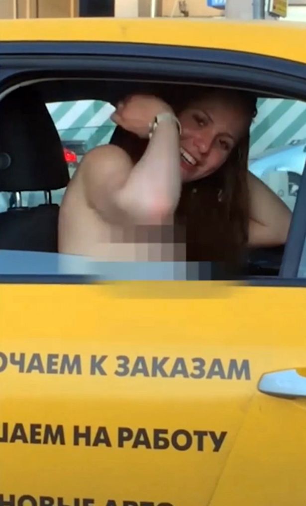 Як у Москві дівчина показувала цицьки водіям - фото 2