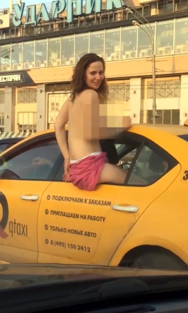 Як у Москві дівчина показувала цицьки водіям - фото 4