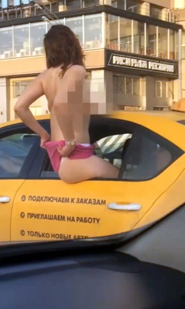 Як у Москві дівчина показувала цицьки водіям - фото 5