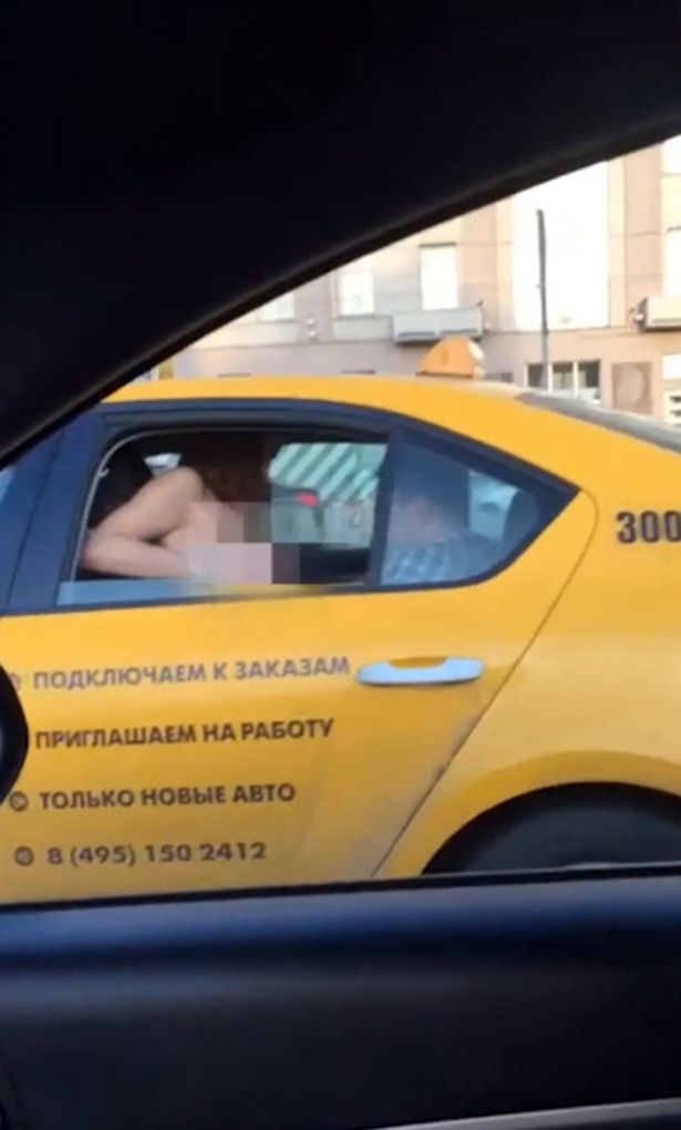 Як у Москві дівчина показувала цицьки водіям - фото 1