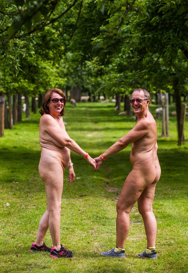 Як 300 голих британців дудлили сидр на природі - фото 4